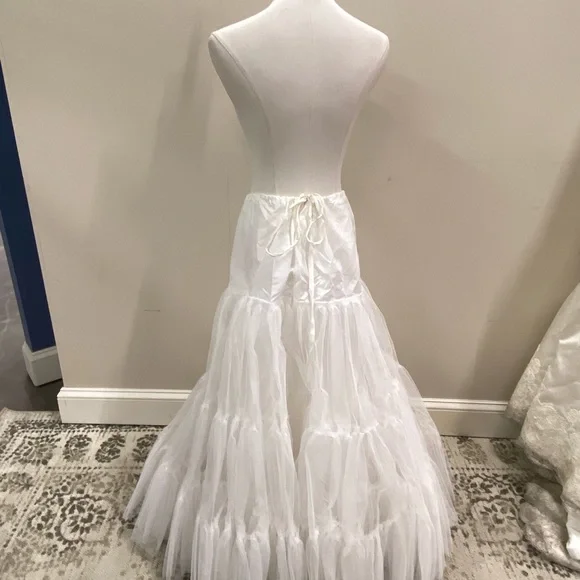 White Tiered Under Skirt - Picture 2 of 3